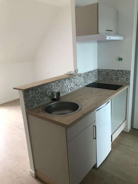 Cuisine sur-mesure et escalier en colimaçon : solutions pour petits espaces