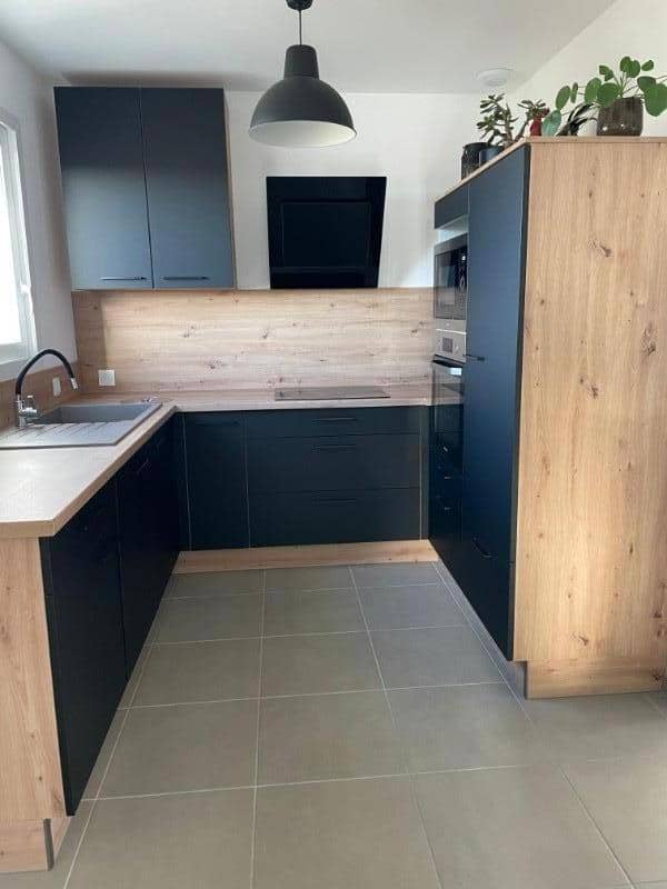 Petite cuisine Noir et Bois au look affirmé , installée près de Caen