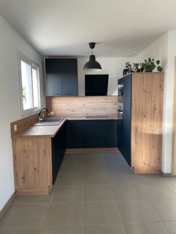 Petite cuisine Noir et Bois au look affirmé , installée près de Caen
