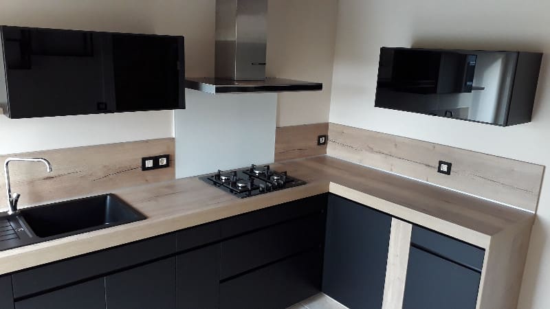 Cuisine moderne et chic : le noir et le bois s'associent à merveille