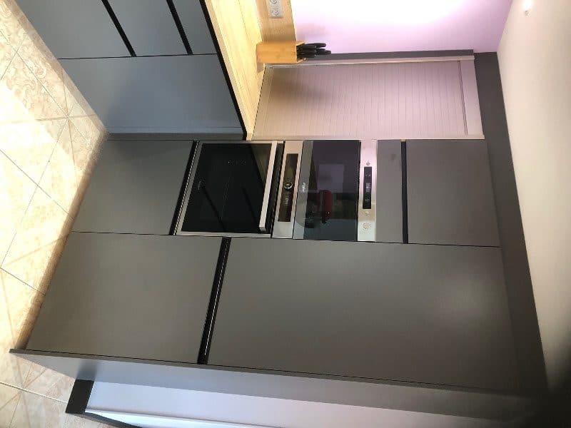 Élégance Intemporelle : La Cuisine Noir et Bois Izabelle Bâtiment