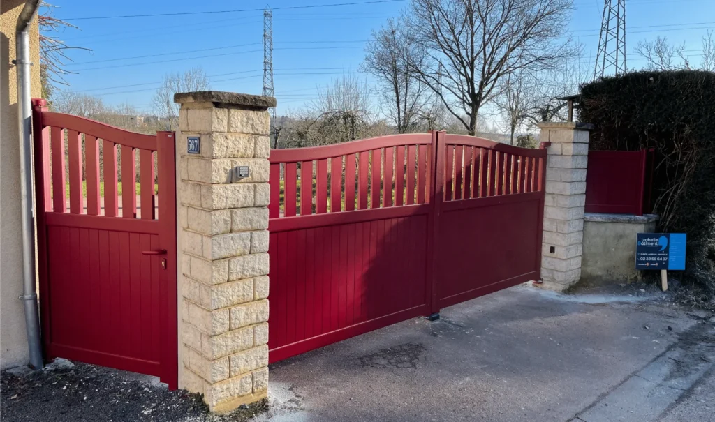 Portail aluminium rouge : une touche de couleur pour votre entrée