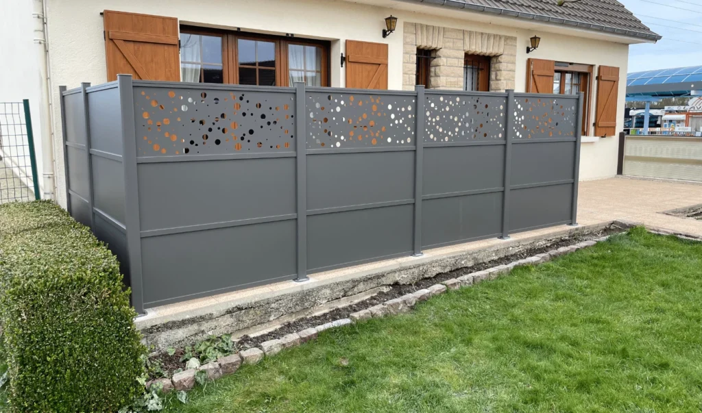 Clôture en aluminium gris sablé à motifs ajourés à Coutances : une touche de modernité