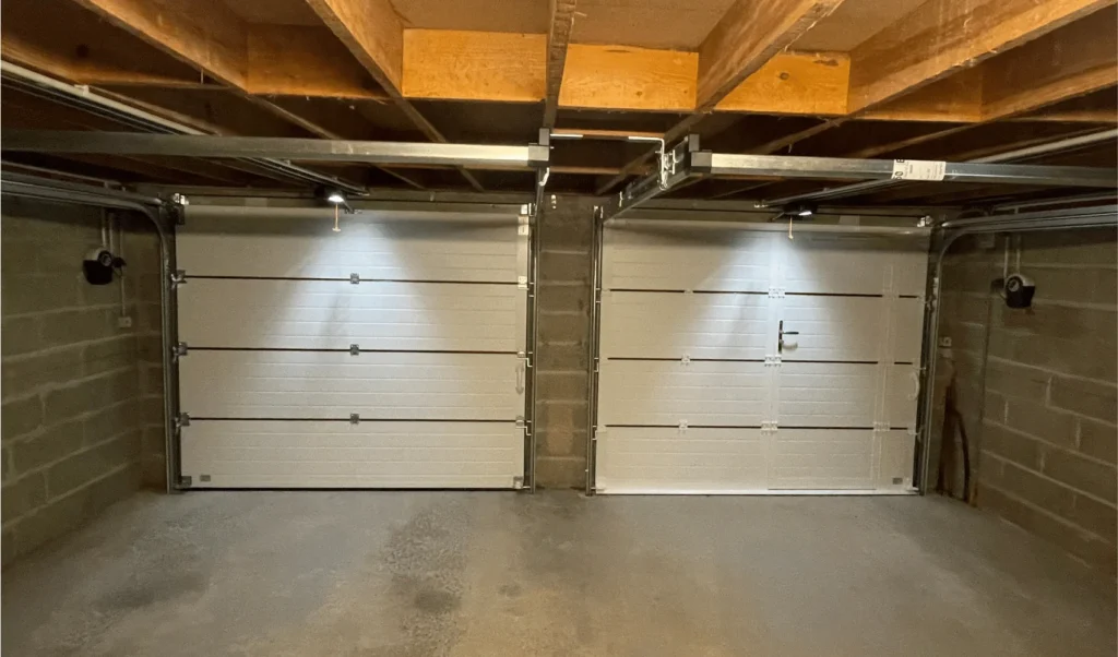 Porte de garage chêne doré à ouverture sectionnelle : l'élégance durable