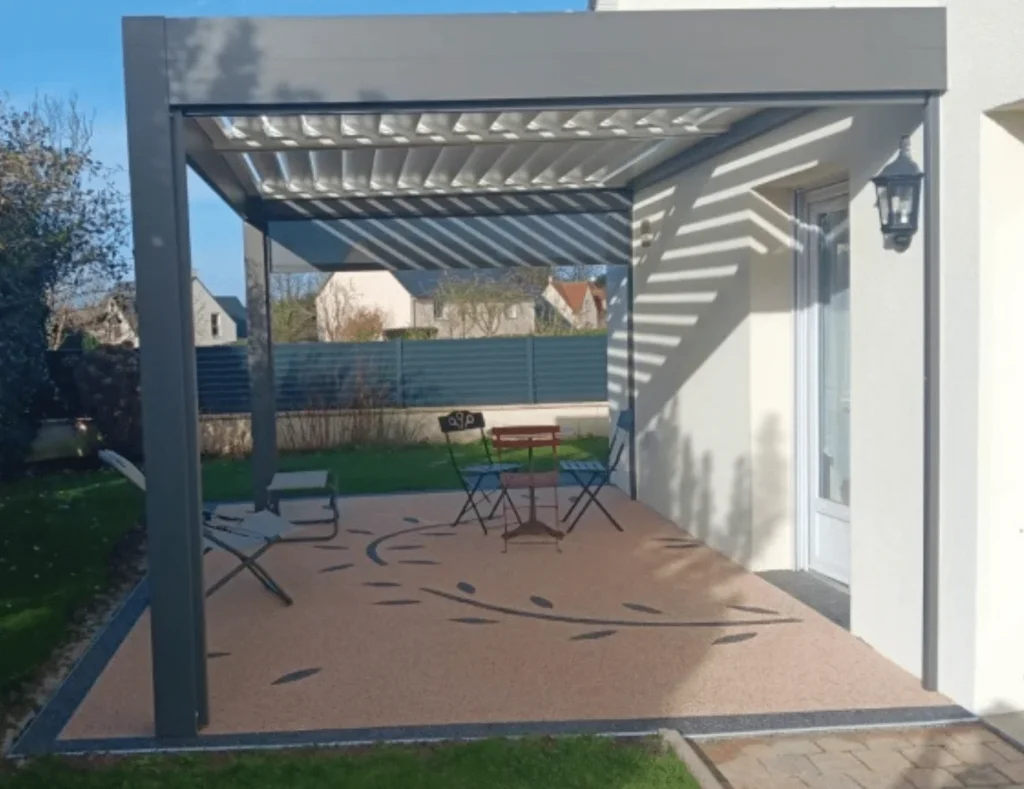 Avec notre pergola bioclimatique Rénoval profitez de votre extérieur