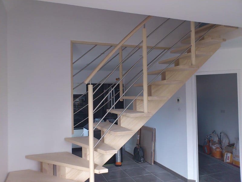 Pose d'un escalier en hêtre avec main courante et garde-corps en inox à CARENTAN