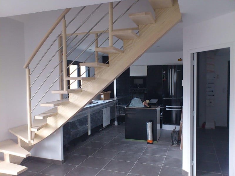 Pose d'un escalier en hêtre avec main courante et garde-corps en inox à CARENTAN