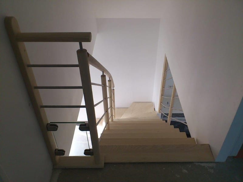 Pose d'un escalier en hêtre avec main courante et garde-corps en inox à CARENTAN