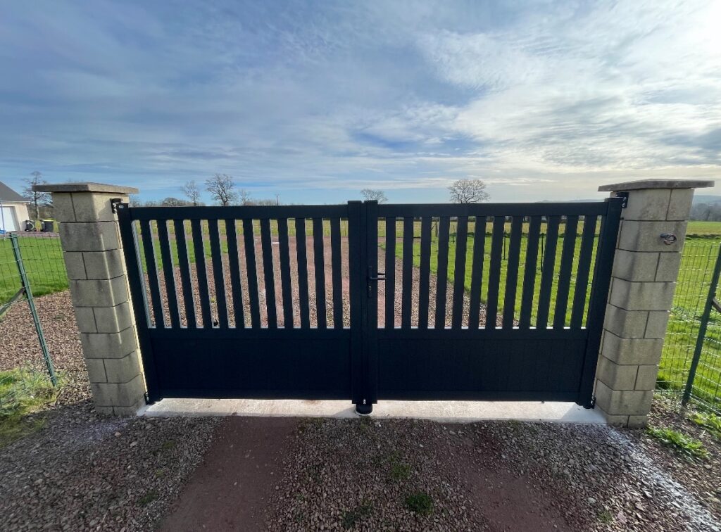Le charme discret d'un portail battant aluminium à Le Perron