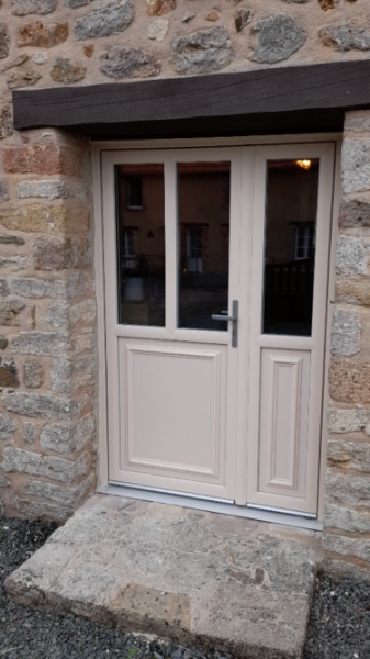 Porte d'entrée en PVC beige : l'élégance classique