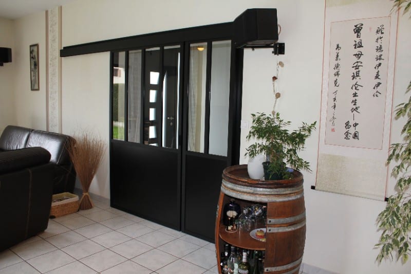 Pose d’une porte verrière coulissante type atelier à Saint-Lô.