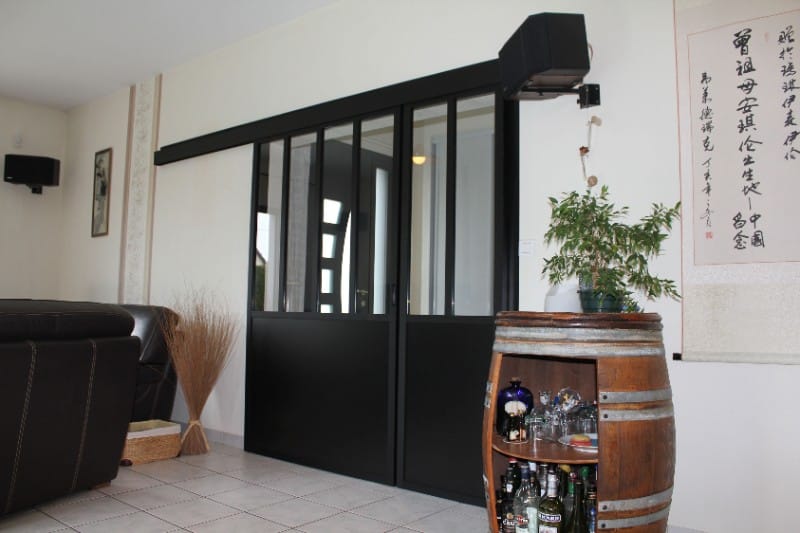 Pose d’une porte verrière coulissante type atelier à Saint-Lô.