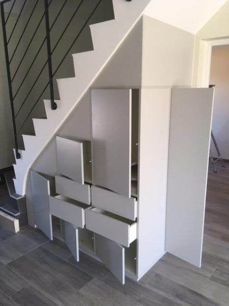 Pose de rangements astucieux et design sous escaliers à Saint-Lô