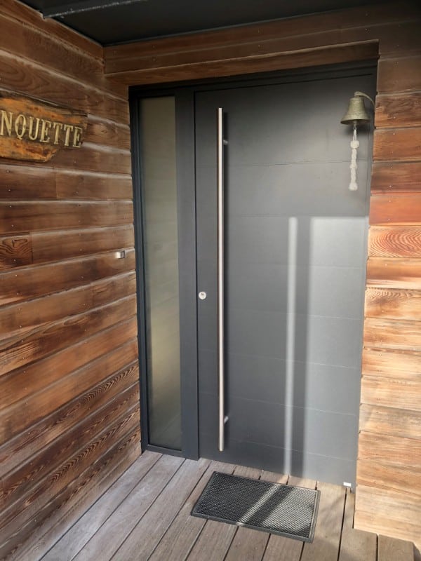 Pour donner du caractère à votre maison : Rénovez votre porte d'entrée.