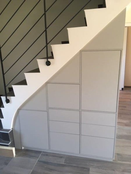Pose de rangements astucieux et design sous escaliers à Saint-Lô